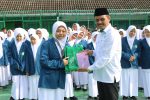 Siswa MAN 1 Kulon Progo Serahkan Novel Perdana kepada Madrasah